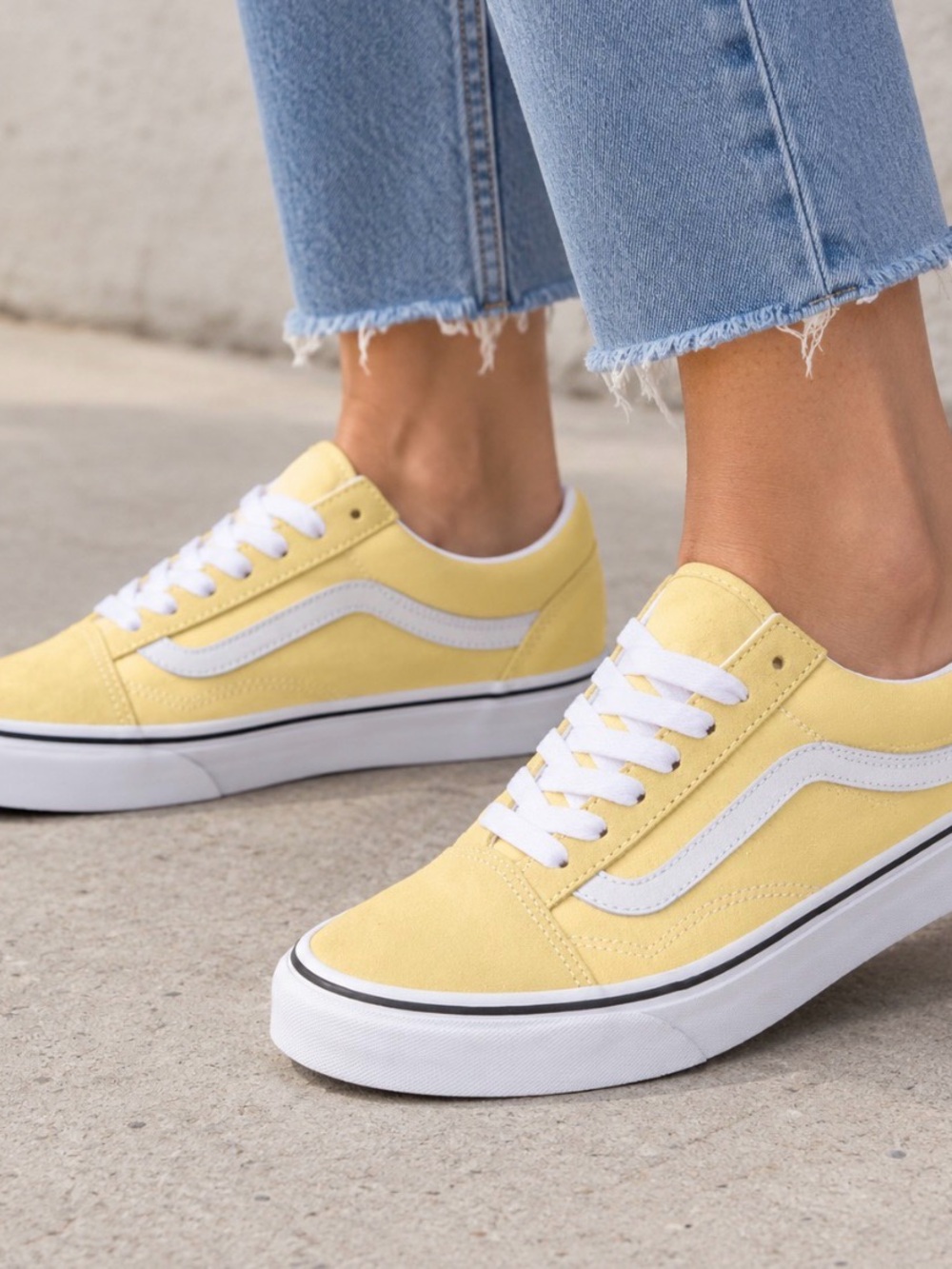 Sz 7.5 women’s Unisex Vans Low-Top Sneakers in Pale Yellow with White Stripe